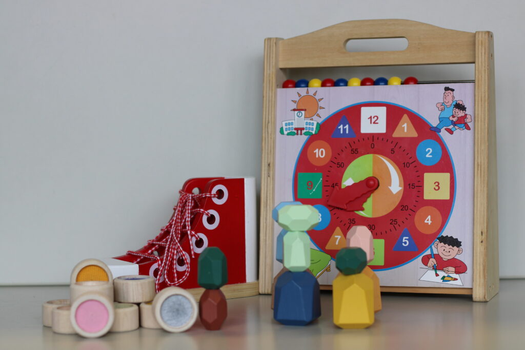 Veters strikken, klok kijken en montessori speelgoed